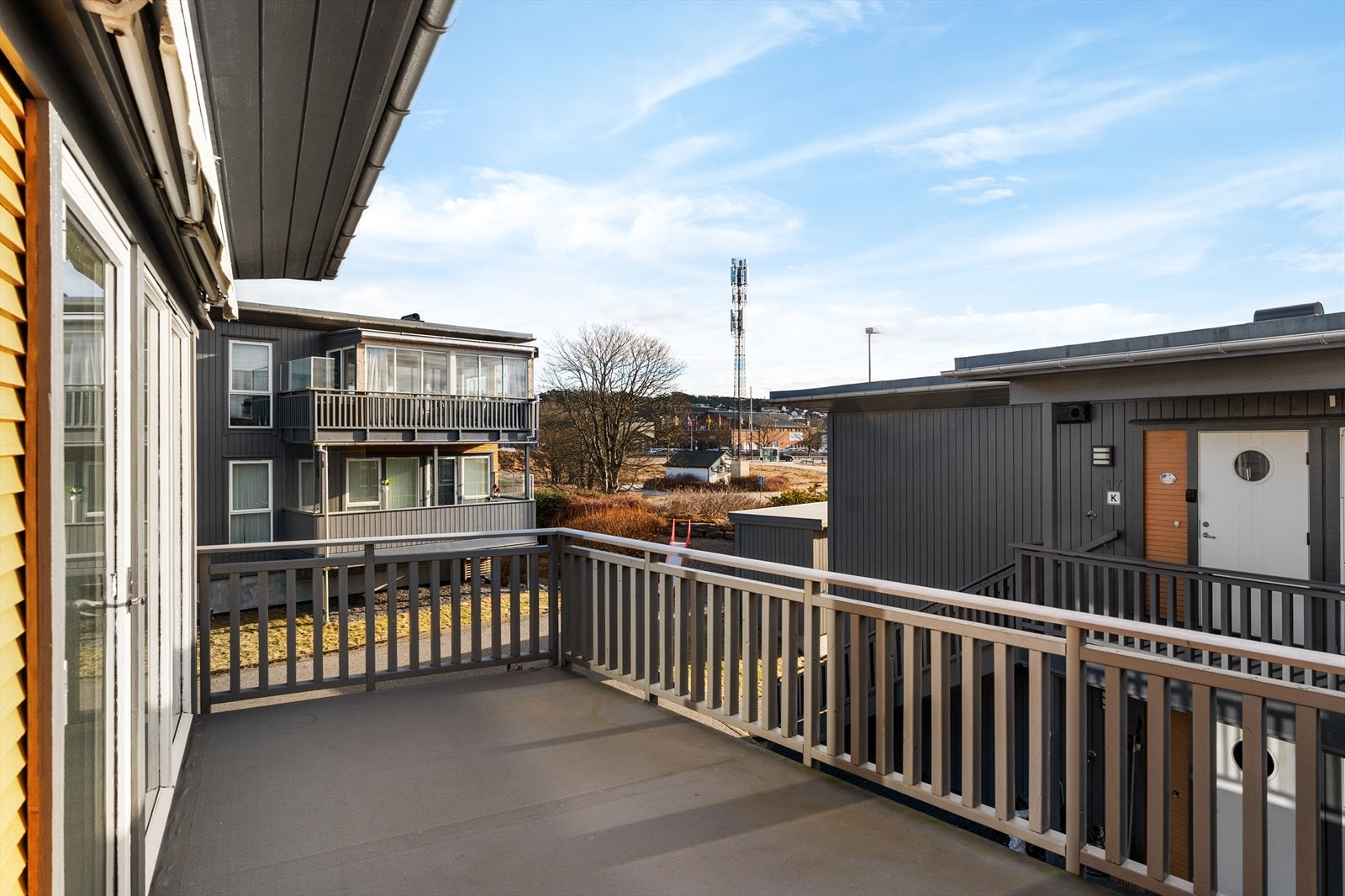 Sørvendt balkong med gode solforhold Galleribilde