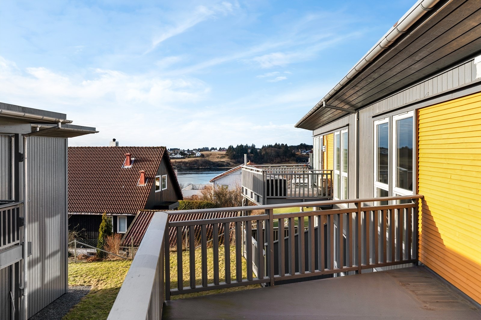 Sørvendt balkong med gode solforhold og god plass til utemøbler Galleribilde