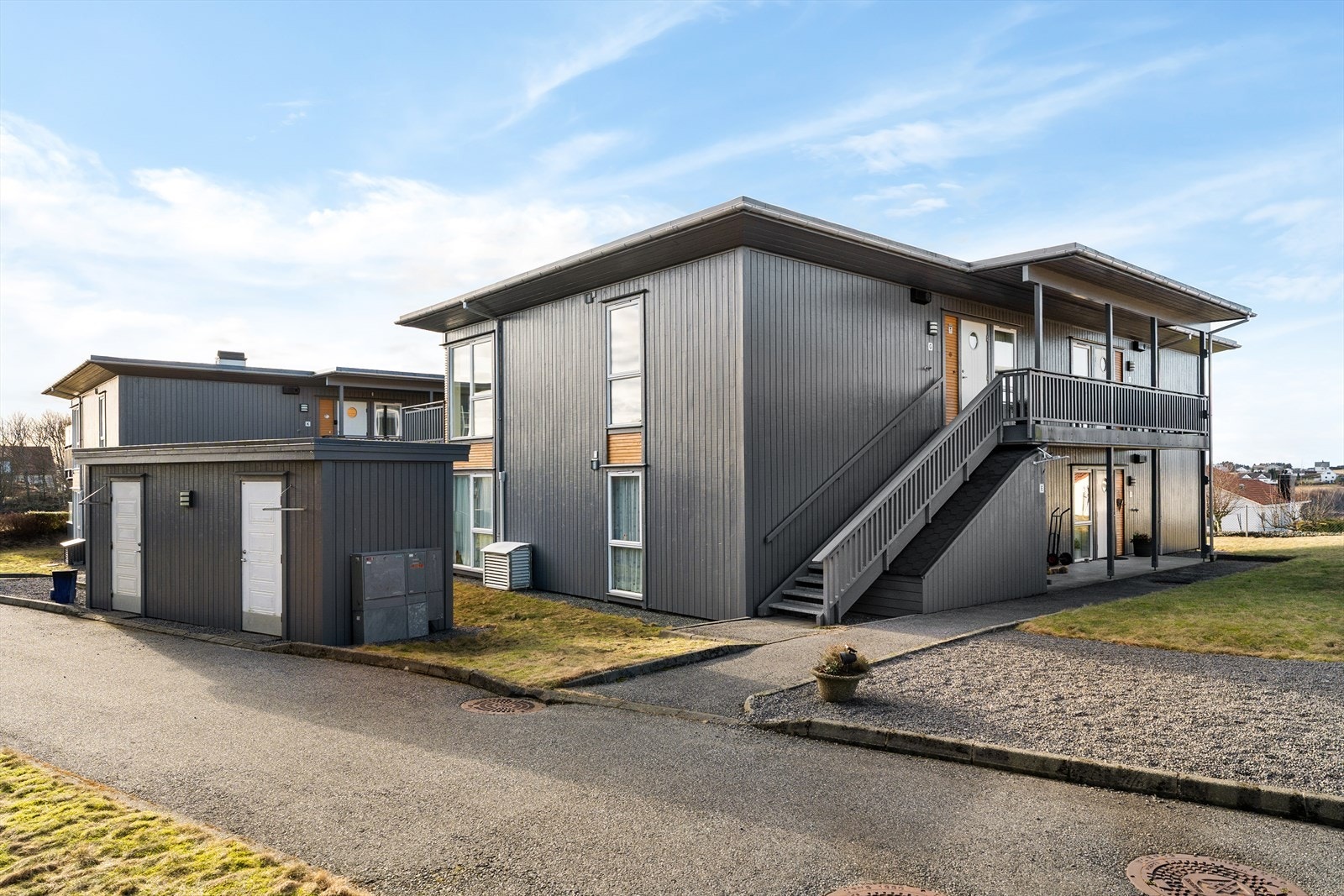 Utvendig sportsbod med gode oppbevaringsmuligheter medfølger leiligheten Galleribilde