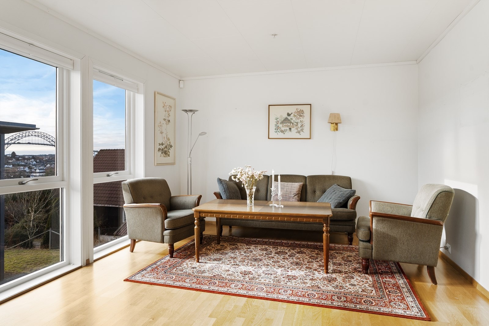 Leiligheten fremstår lys og velholdt med god planløsning Galleribilde