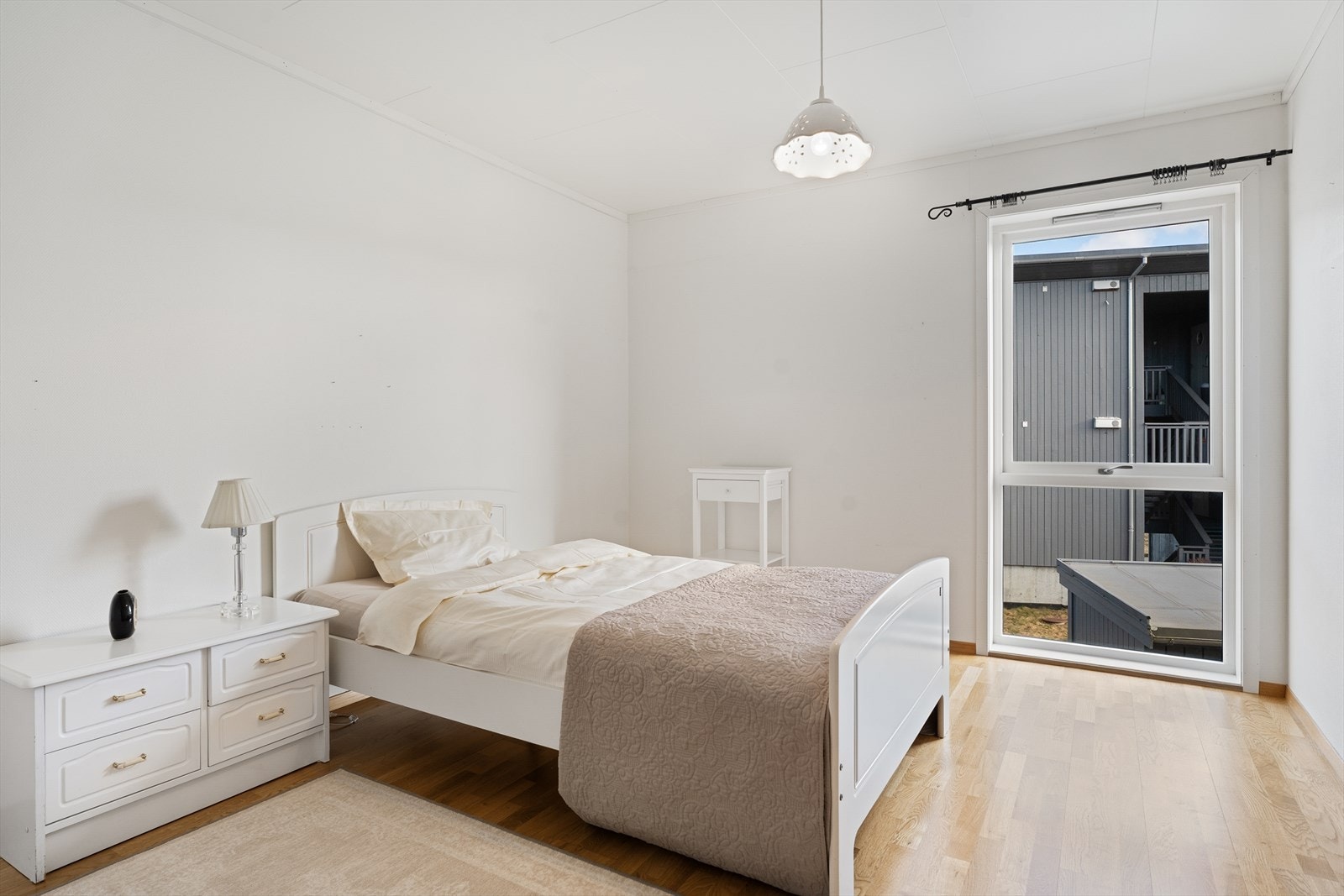 God plass til dobbelseng og tilhørende nattbord Galleribilde