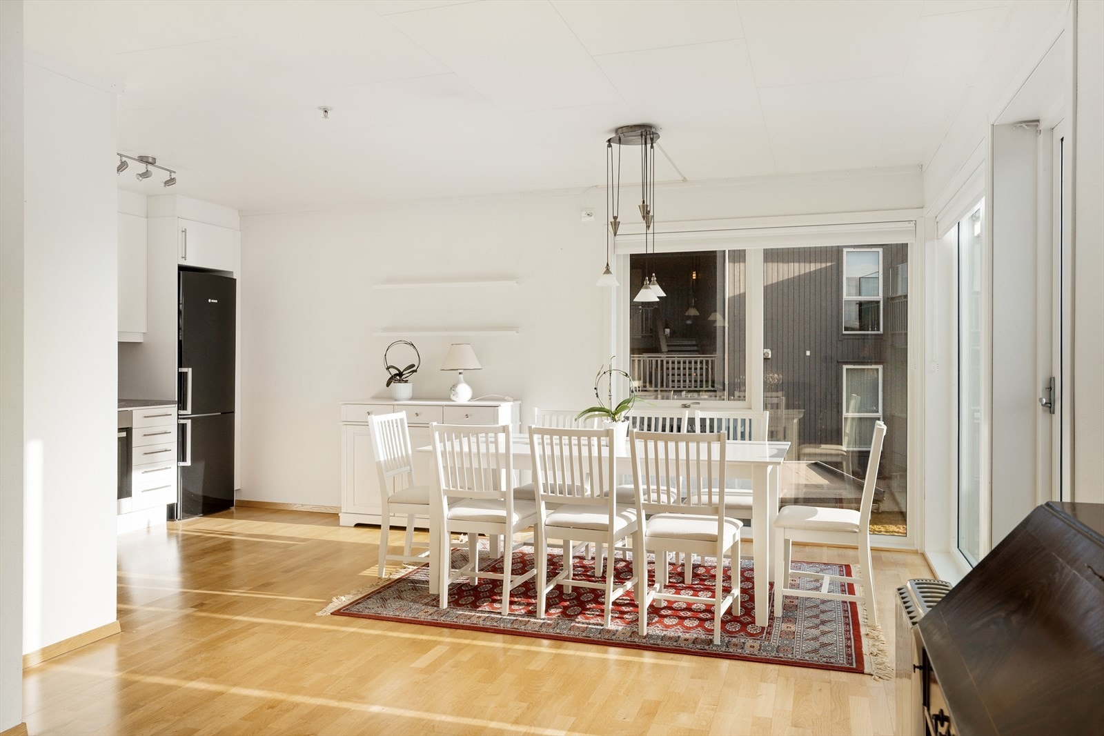 God standard med lysmalte vegger og eikeparkett på gulv Galleribilde