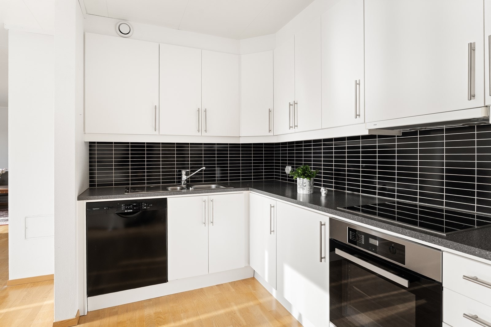 Pent og tidløst kjøkken - Hvitevarene medfølger salget Galleribilde