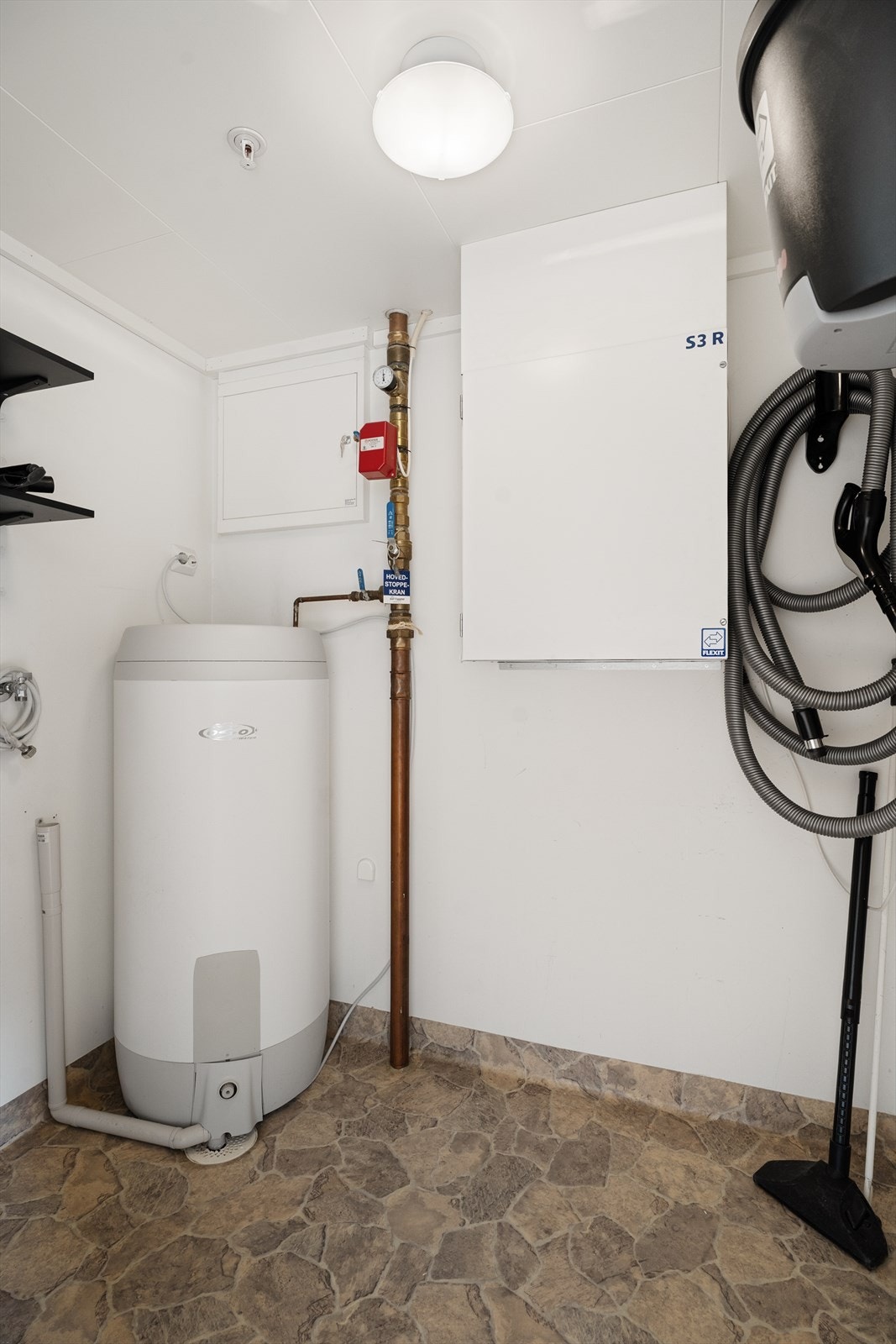 Bod/vaskerom med våtromsbelegg og opplegg for vaskemaskin Galleribilde