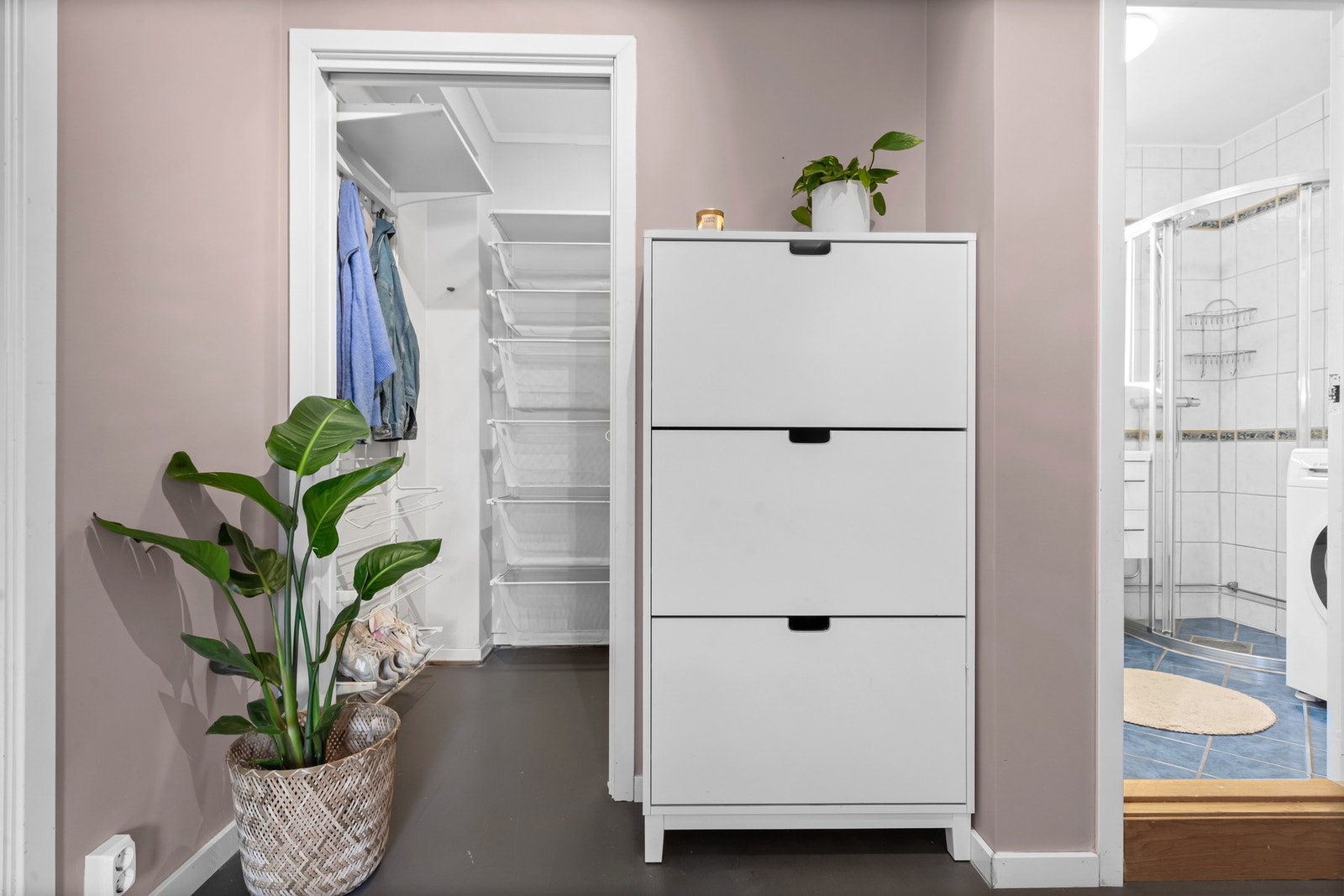 Fra entreen er det tilgang til en praktisk innredet innebod med god plass til oppbevaring Galleribilde