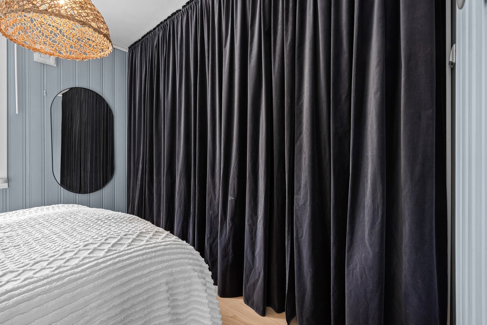 Det medfølger en praktisk Pax garderobeløsning bak gardinoppheng Galleribilde