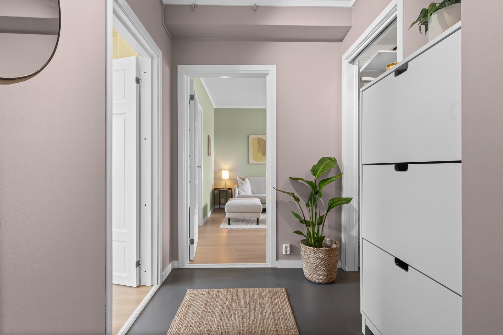 Det er plass til ytterklær og sko Galleribilde