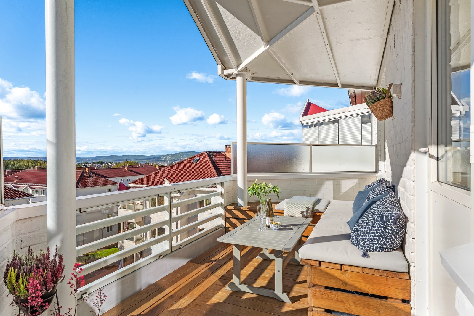 Vestvendt balkong på ca. 9 kvm med god plass til utemøblement Galleribilde