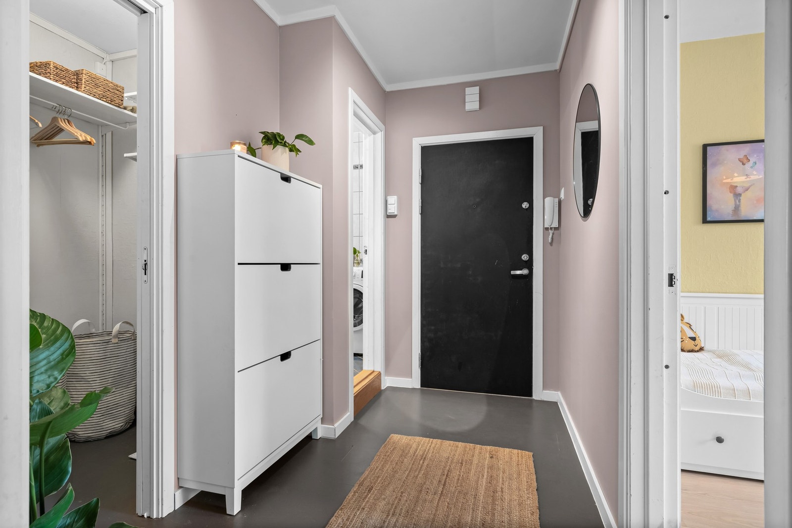 Leiligheten ligger i 4.etasje med inngang fra felles trappeoppgang Galleribilde