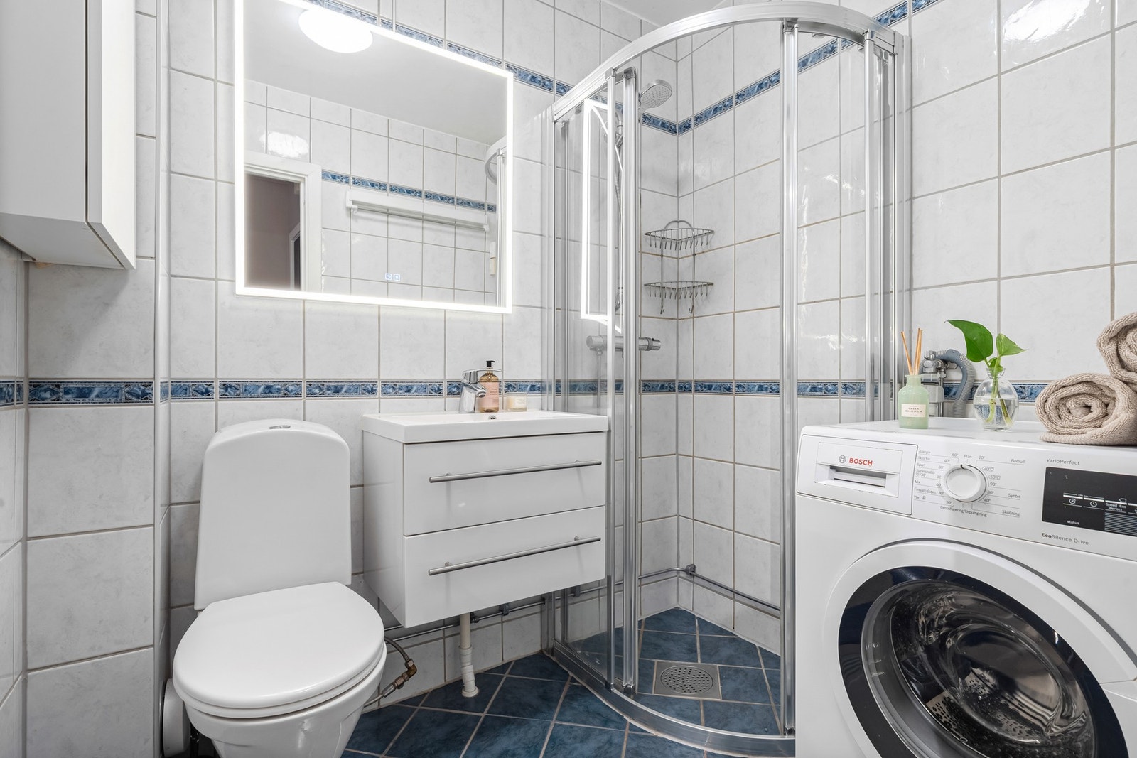 Flislagt baderom med termostatstyrt gulvvarme Galleribilde