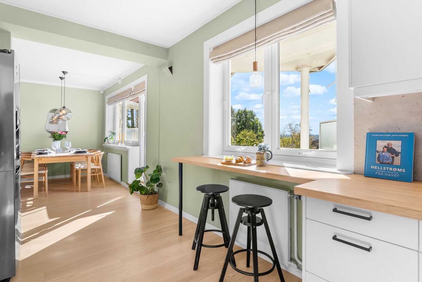 Delvis åpen stue- kjøkkenløsning Galleribilde