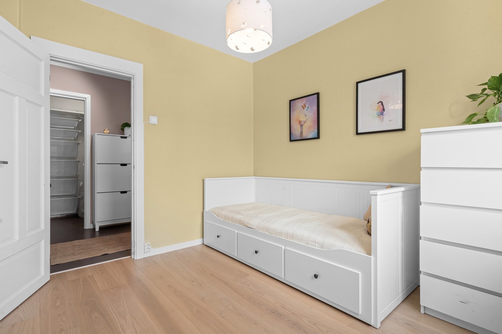 Her har du plass til seng og garderobeløsning Galleribilde