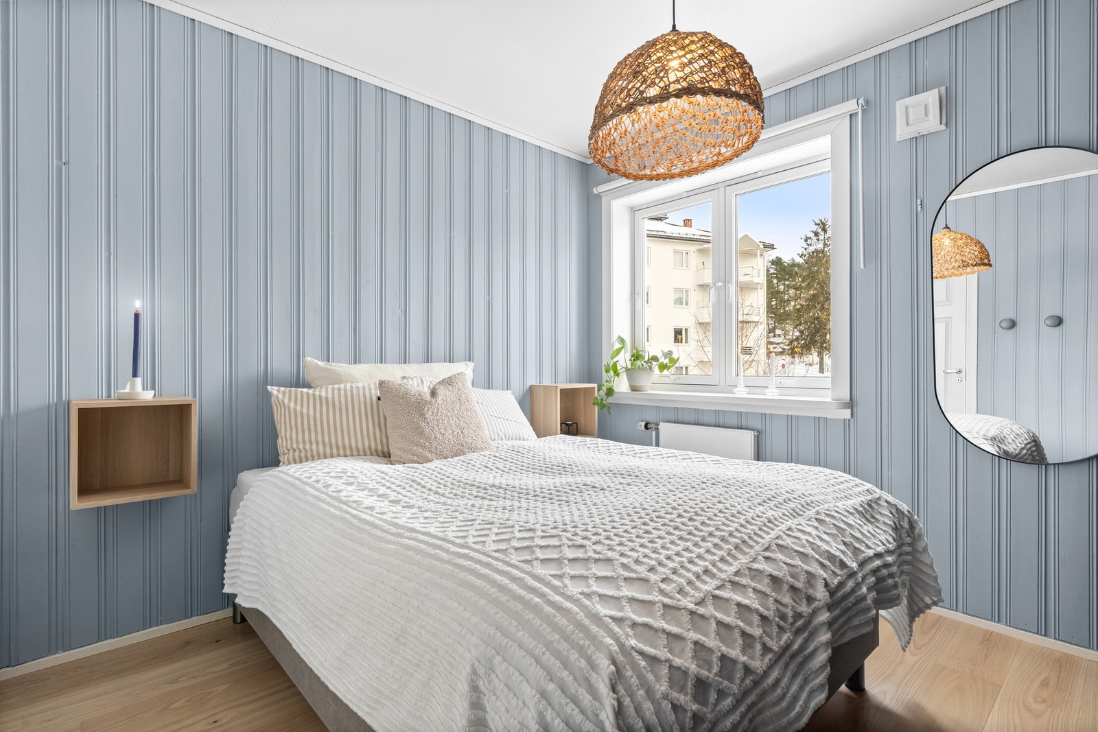 Hovedsoverommet er også av god størrelse med plass til dobbeltseng og nattbord på hver side Galleribilde