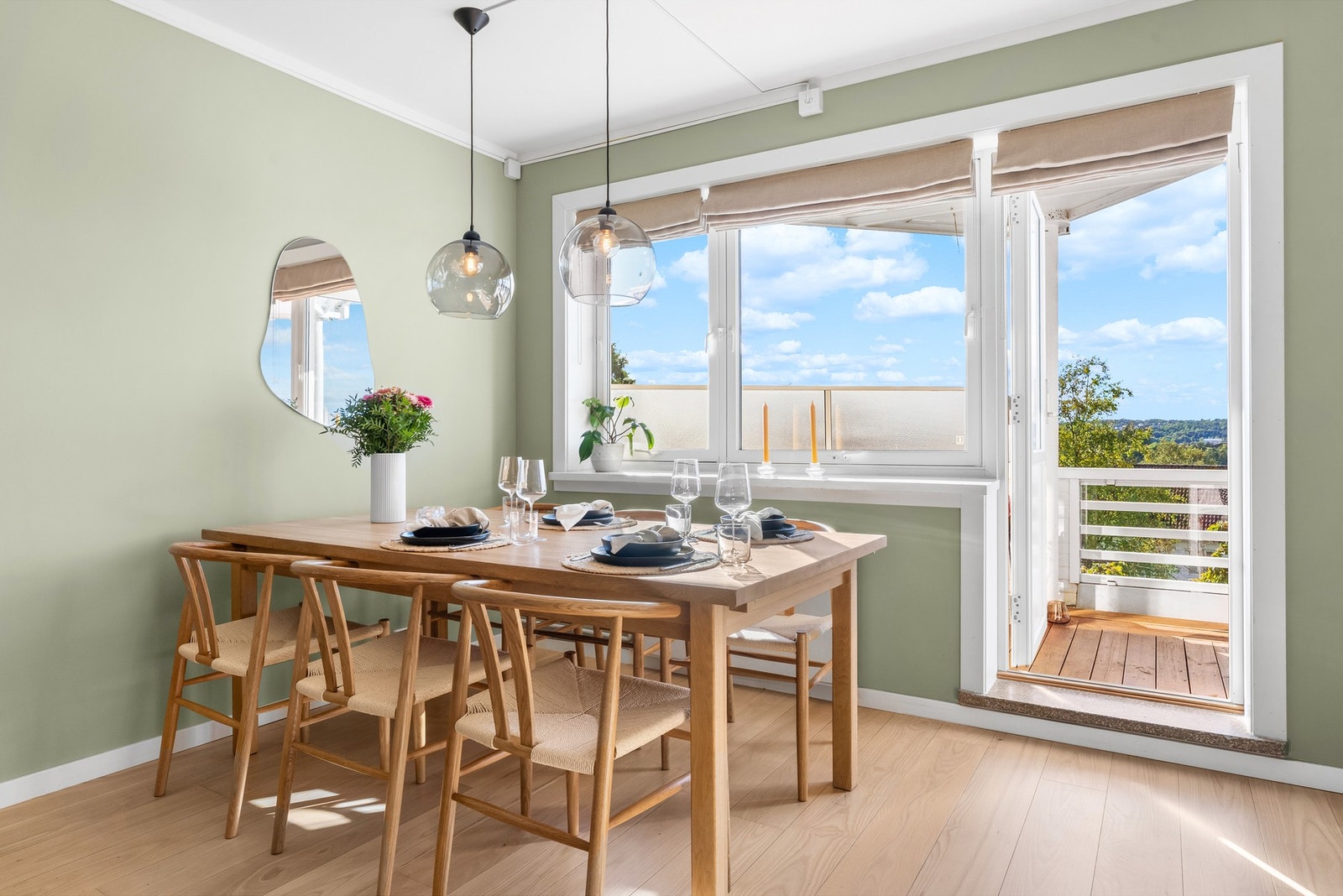 Fra stuen er det utgang til vestvendt balkong på 9 kvm med gode solforhold Galleribilde