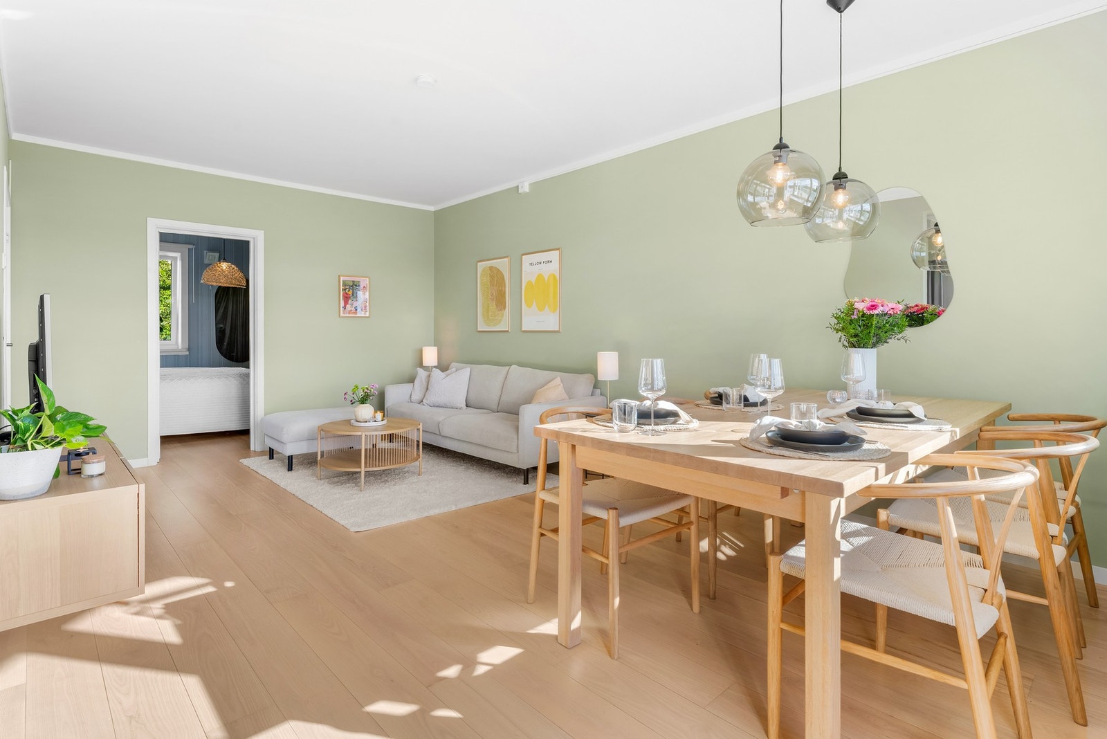 Stuen oppleves som luftig og romslig med god plass til det du trenger av møblement Galleribilde