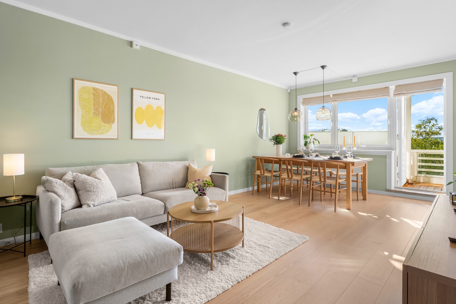 Lys og luftig stue med god plass til både sofagruppe og spisebord Galleribilde