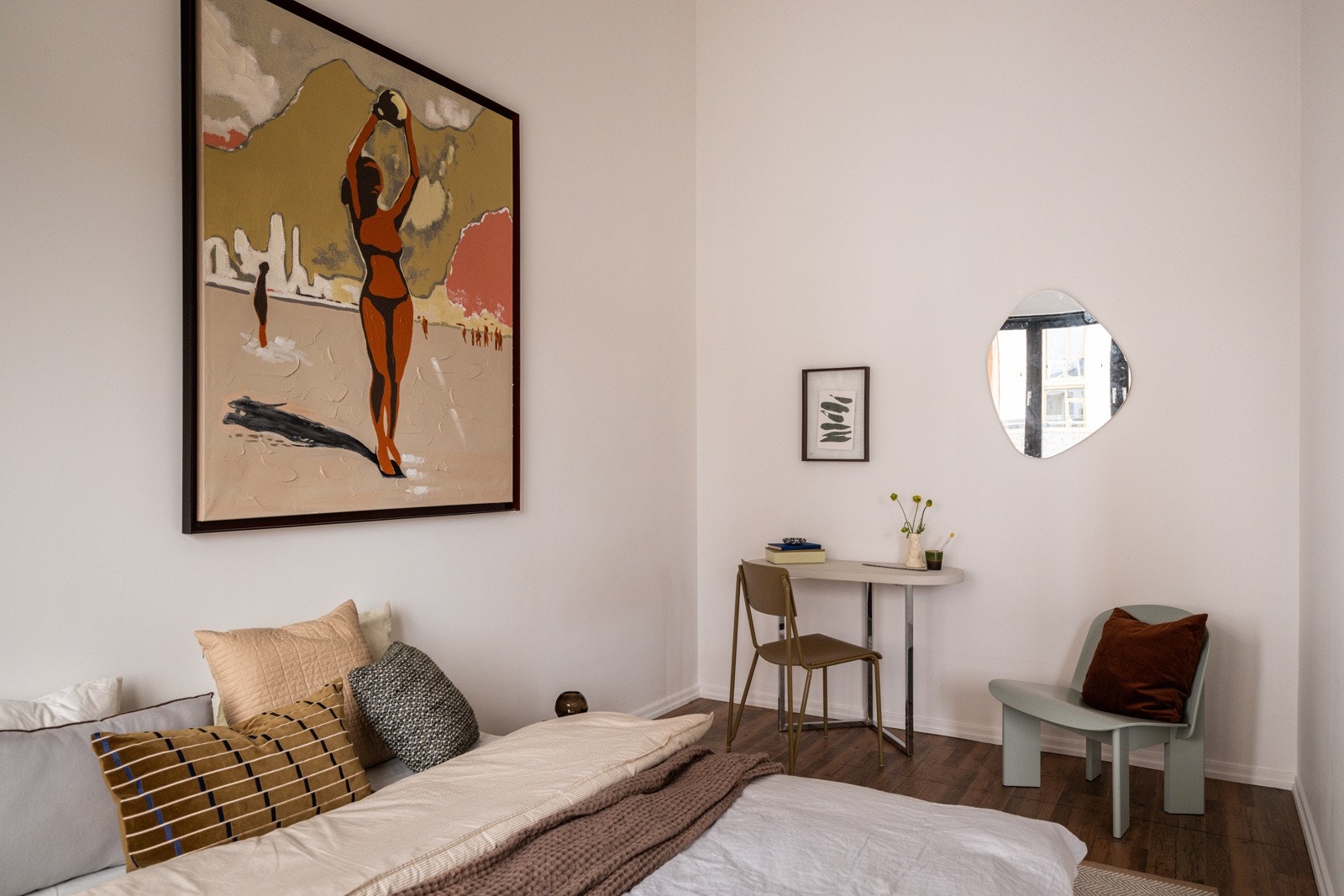 På soverommet er det god plass til dobbeltseng med tilhørende nattbord, samt en kontorpult eller kommoder. Galleribilde