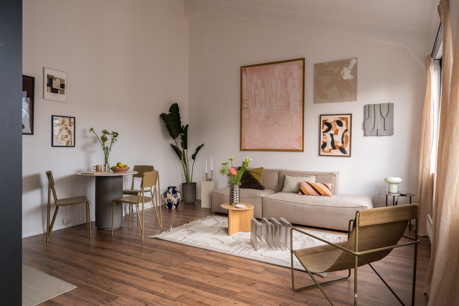 Stuen er det naturlige oppholdsrommet i leiligheten, og er et lyst, fint og luftig rom. Galleribilde