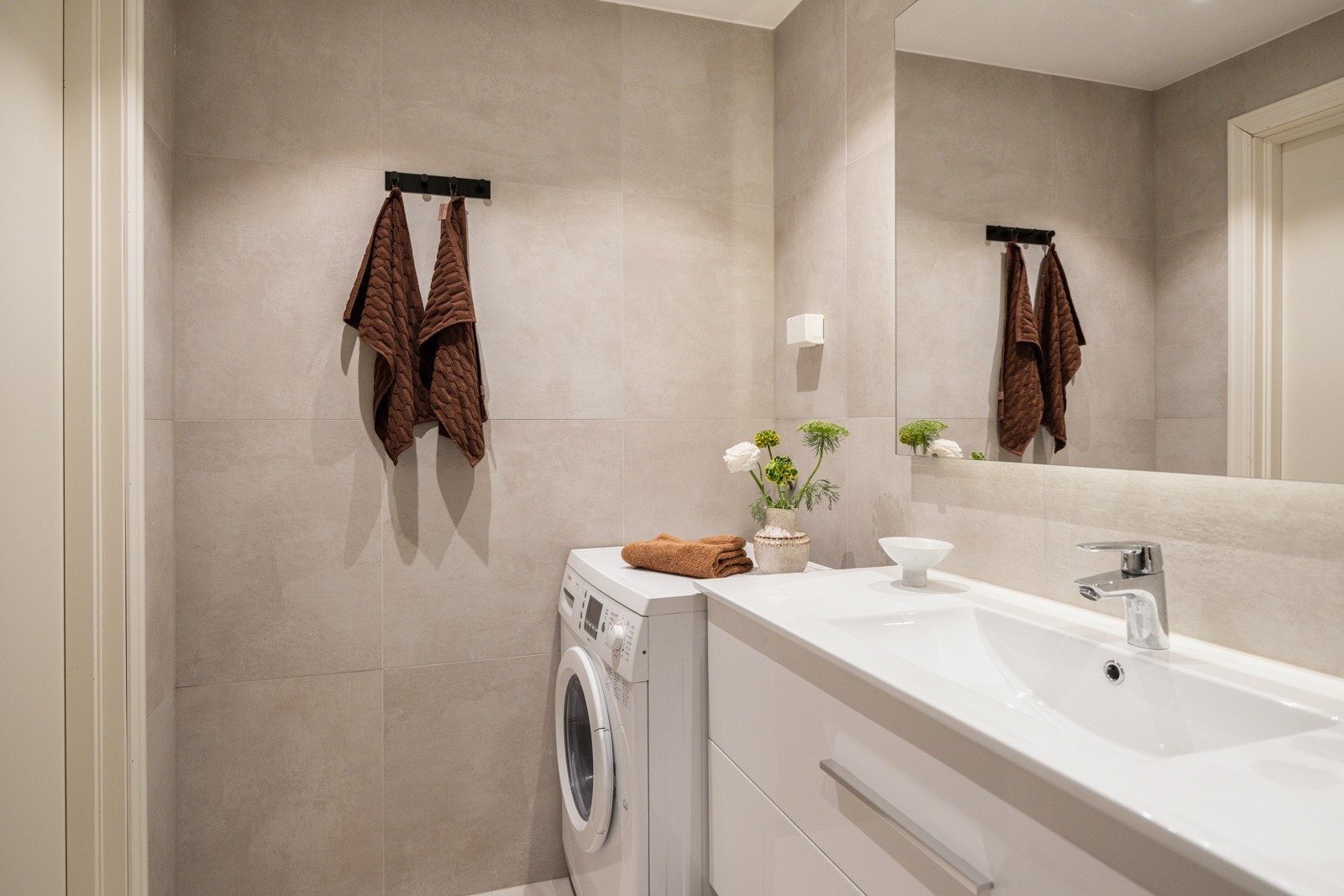 I hjørnet er det plass og opplegg for vaskemaskin, samt tørketrommel over om ønskelig. Galleribilde