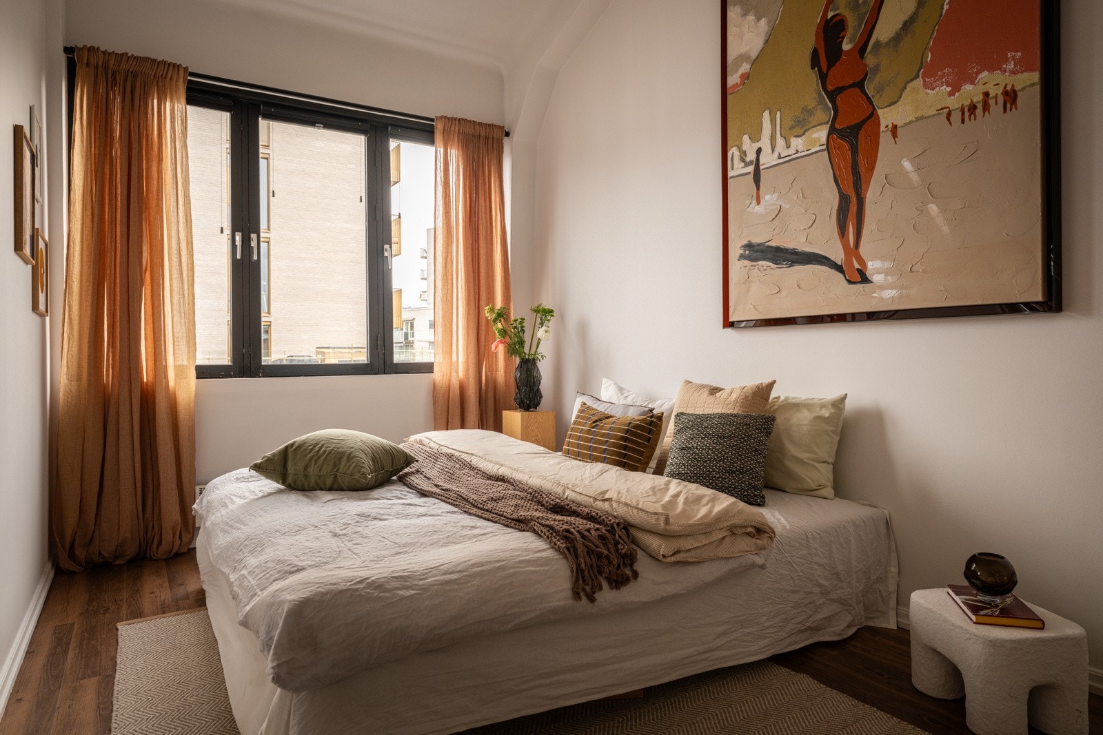 Leiligheten har et stort, lyst og innbydende soverom med laminat på gulv og lysmalte overflater. De store vinduene slipper inn flott lys og ekstra takhøyde som gir en luftig romfølelse. Galleribilde