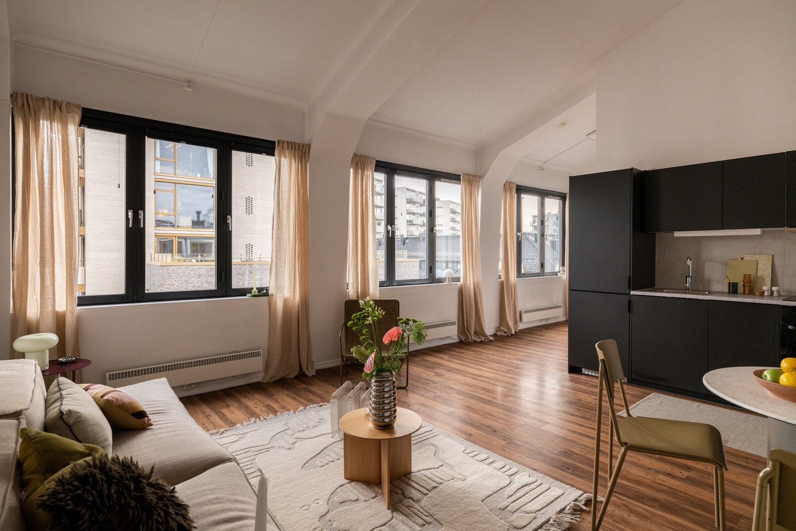 Beliggenheten i byggets toppetasje med flere store vinduer på rad og rekke sørger for rikelig med naturlig lys, samtidig som det er minimalt med innsyn. Galleribilde