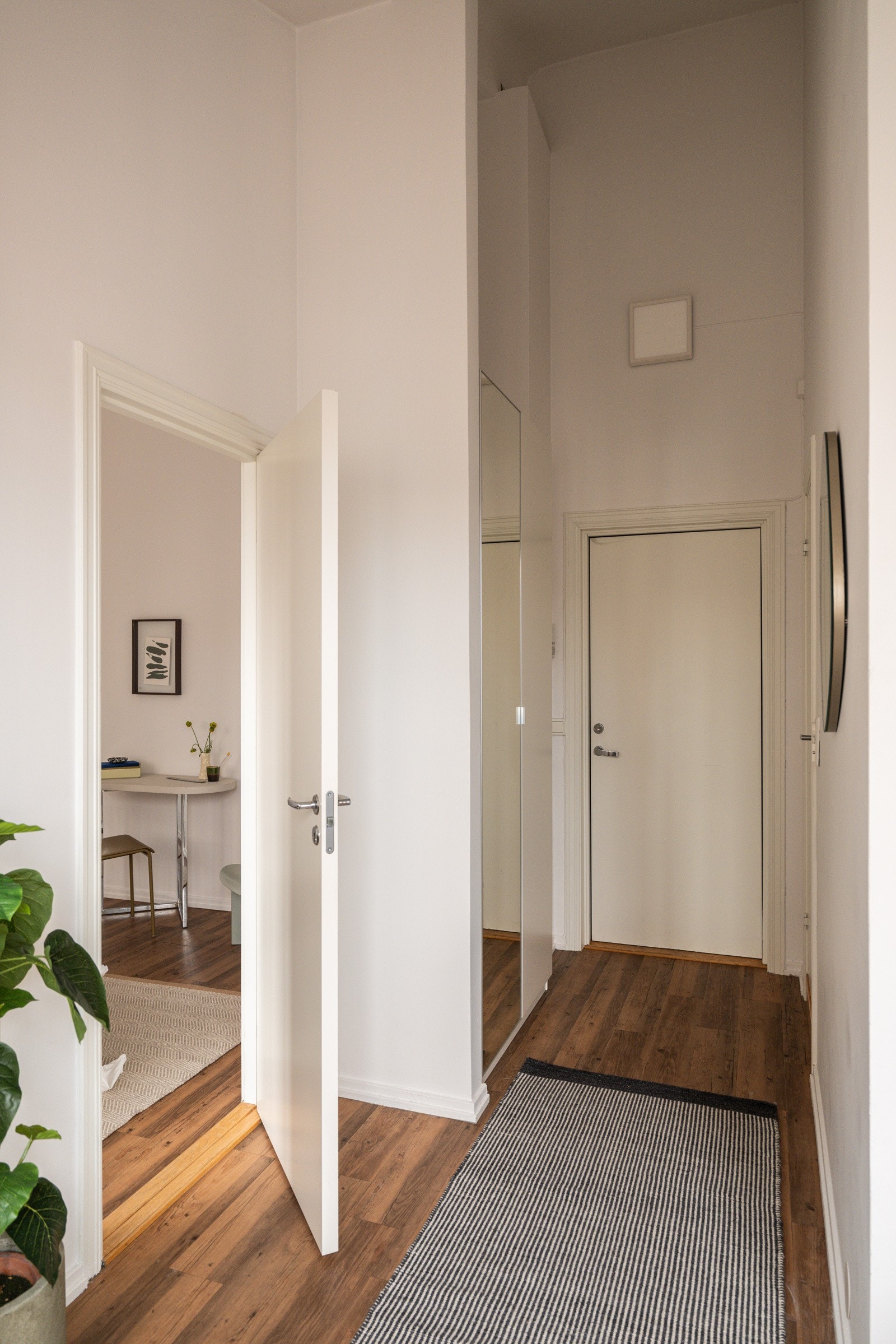 Du tar deg opp til leiligheten i byggets toppetasje (5. etasje) via felles trapperom med heis Galleribilde