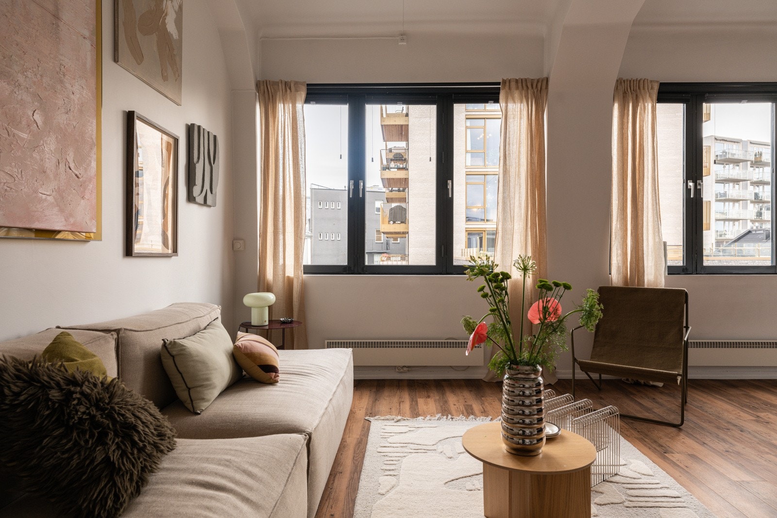 Alle vinduene i leiligheten har sorte karmer som gir ettidsriktig og moderne uttrykk. Galleribilde