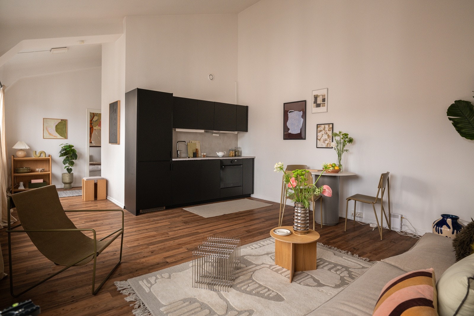 God standard med mørk laminat på gulv og glatte overflater. malt i en lys varm farge. Galleribilde