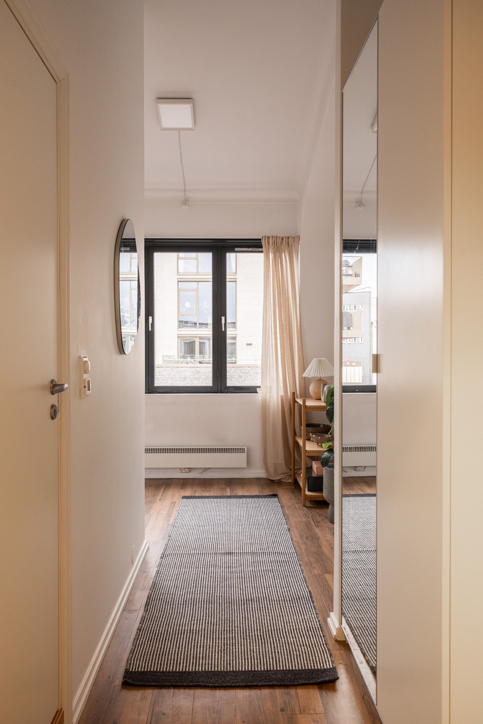 Når du entrer leiligheten, kommer du inn i en lys entré med plass til sko og oppheng av yttertøy. Galleribilde