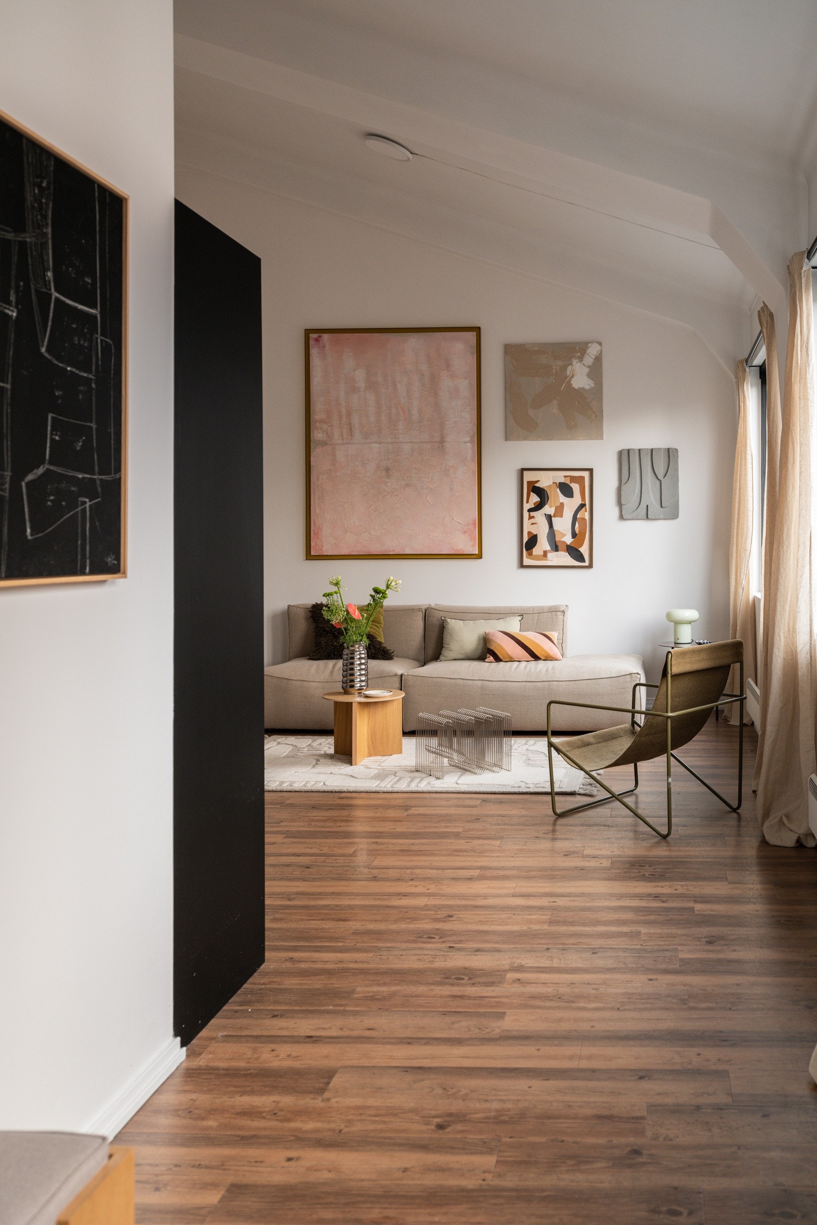 Stor, lys og luftig 2-roms toppleilighet i en klassisk bygård fra 1898. På 1890-tallet og de neste 60 årene var denne bygården en skofabrikk som ble etablert og drevet av brødene Salomon. Galleribilde