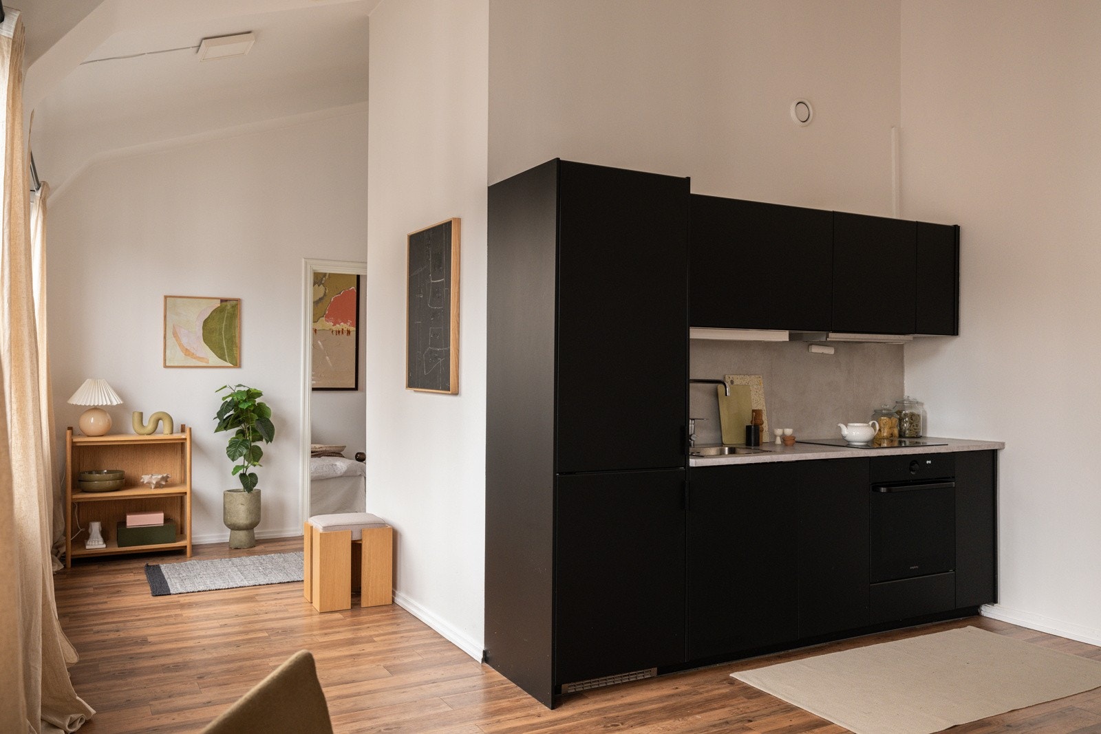 Kjøkkenet er utstyrt med medfølgende integrerte hvitevarer som stekeovn, nedfelt platetopp, oppvaskmaskin og kjøleskap med frysedel. Alle hvitevarer medfølger. Det er kjøkkenventilator med kullfilter. Galleribilde