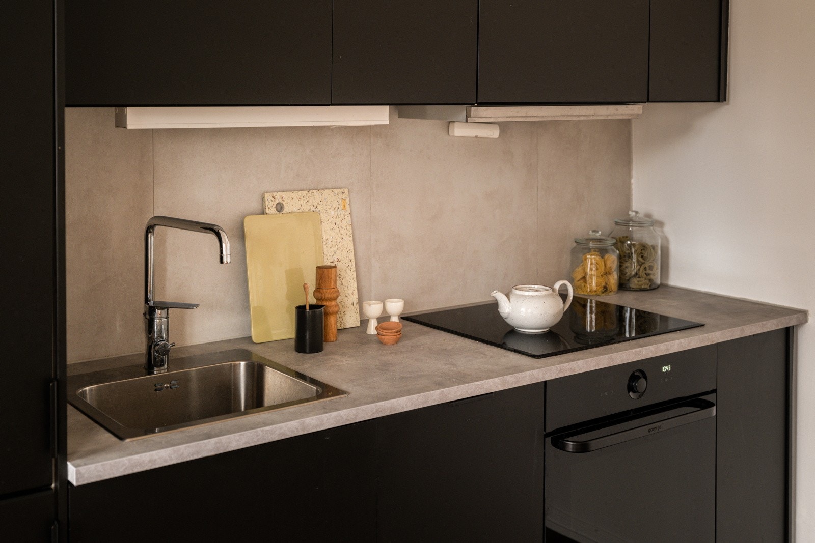 Både fint og praktisk med flotte fliser i benkeryggen og belysning under overskap. Galleribilde