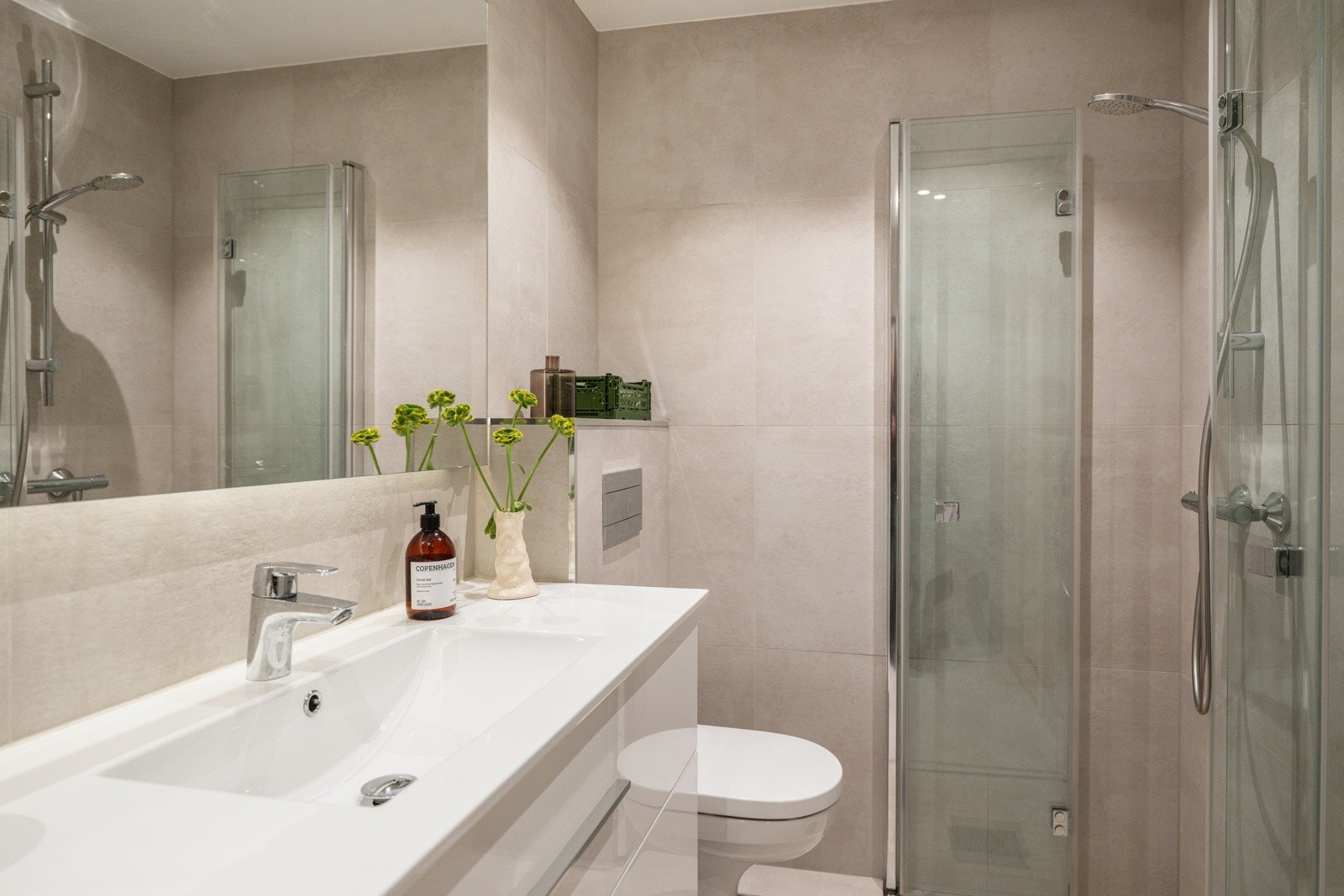 Leiligheten har er lyst og delikat baderom som ble pusset opp i 2021. Baderommet har flotte fliser på gulv og vegger, elektriske varmekabler, downlights i himlingen og mekanisk avtrekk. Galleribilde