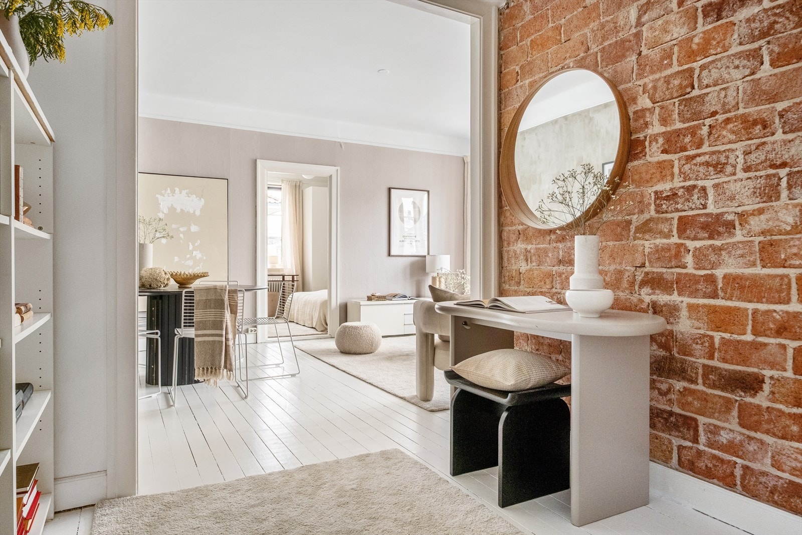 Sjarmerende forstue som kan brukes som gang, TV-stue eller bibliotek. Galleribilde