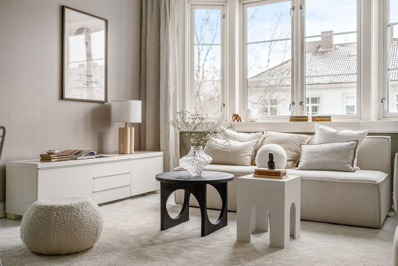 Store vindusflater og god takhøyde gir en luftig romfølelse med rikelig lysinnslipp. Galleribilde