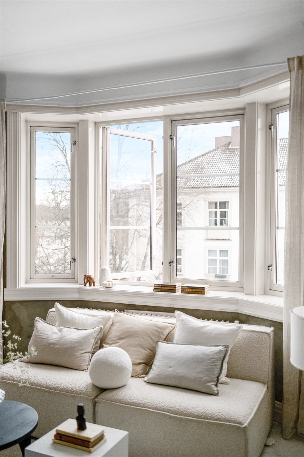 Originalt tregulv og karnapp bidrar til ekstra sjarm og et klassisk preg. Galleribilde