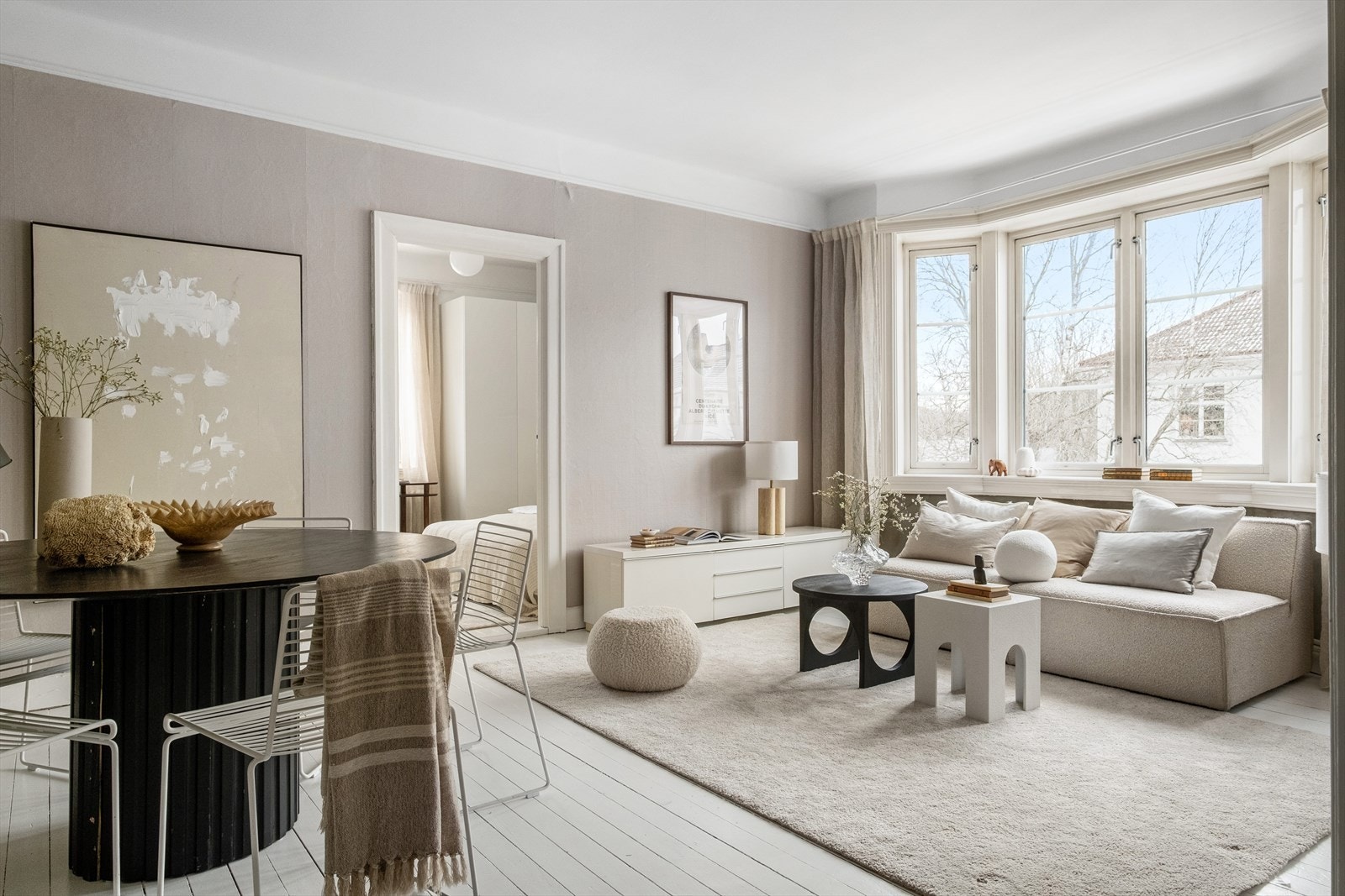 Leiligheten har vinduer mot to sider, generøs takhøyde på 2,73 meter og en åpen planløsning. Galleribilde