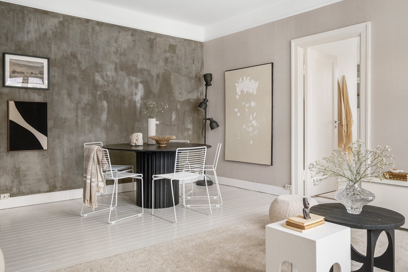 Stuen har flere møbleringsmuligheter og god plass til både sofaseksjon og spisebord. Galleribilde