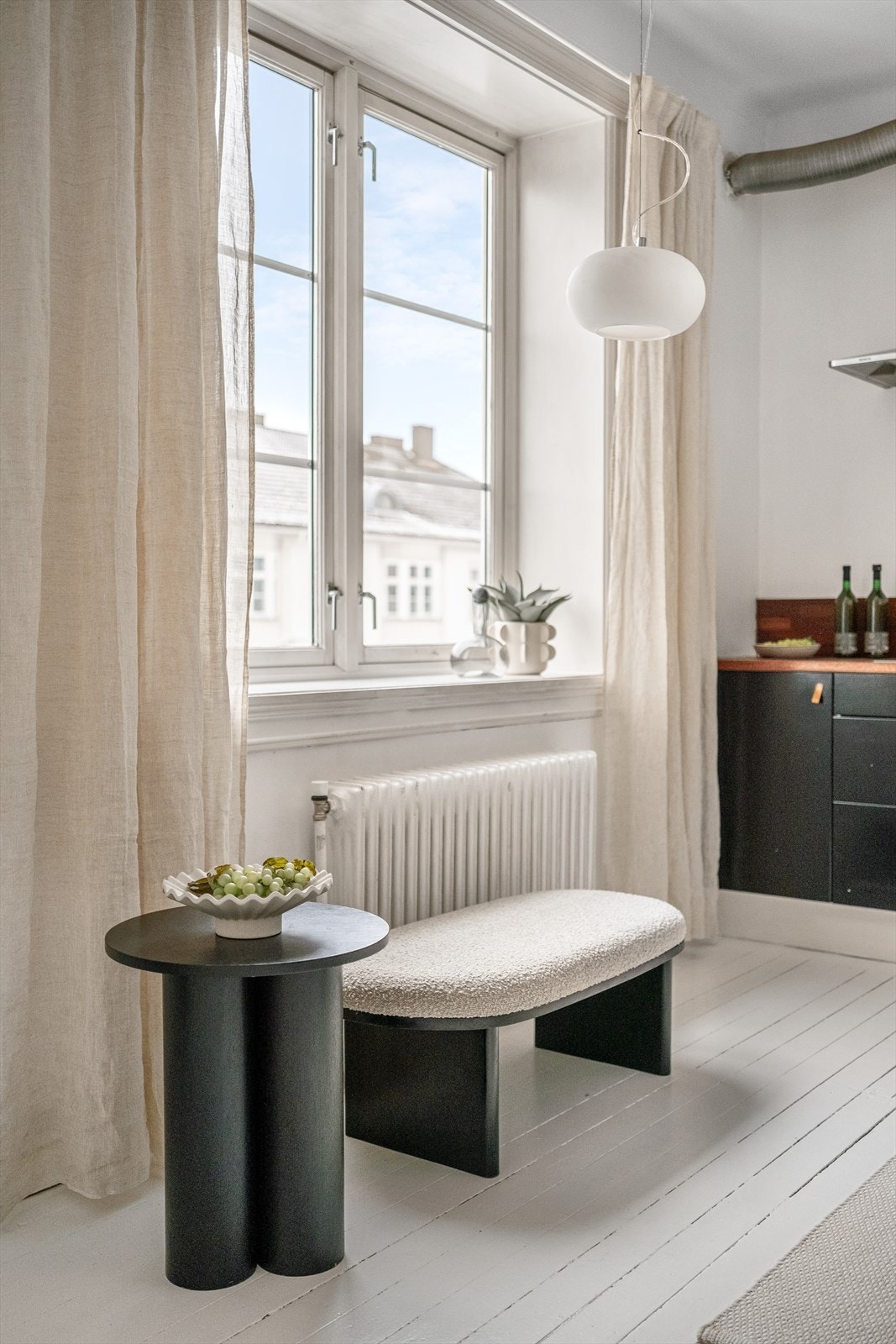 Her er det også plass til et mindre spisebord, om man ikke ønsker spiseplass i stuen. Galleribilde