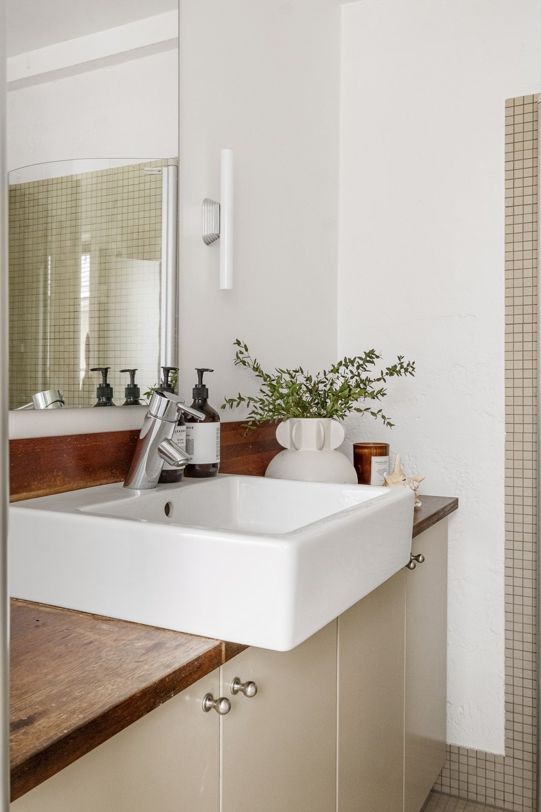 Innredningen består av dusjhjørne med innfellbare dusjdører, servant med servantskap og mekanisk avtrekk. Galleribilde