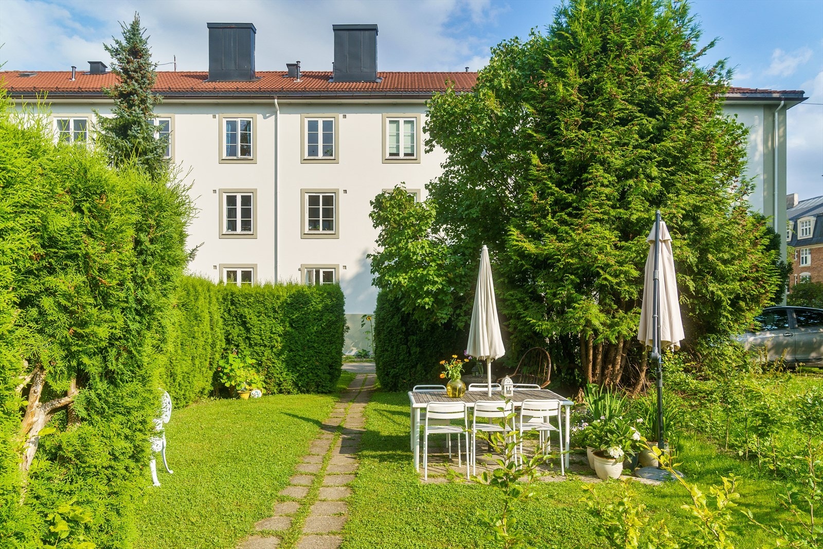 Svært idyllisk felles hage i bakgård. Galleribilde