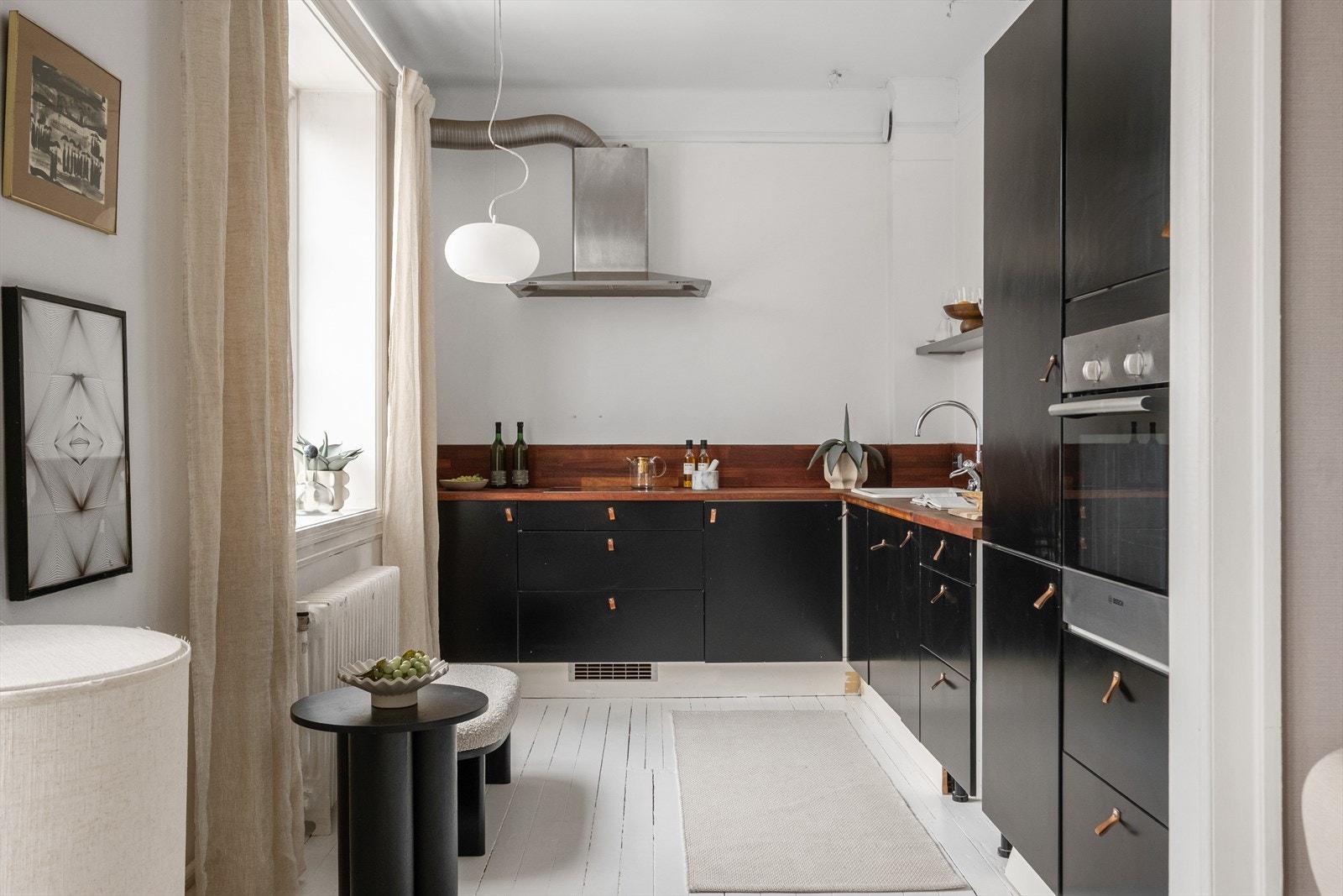 Videre er kjøkkenet innredet med integrert kjøl-/fryseskap, stekeovn, platetopp og oppvaskmaskin. Galleribilde