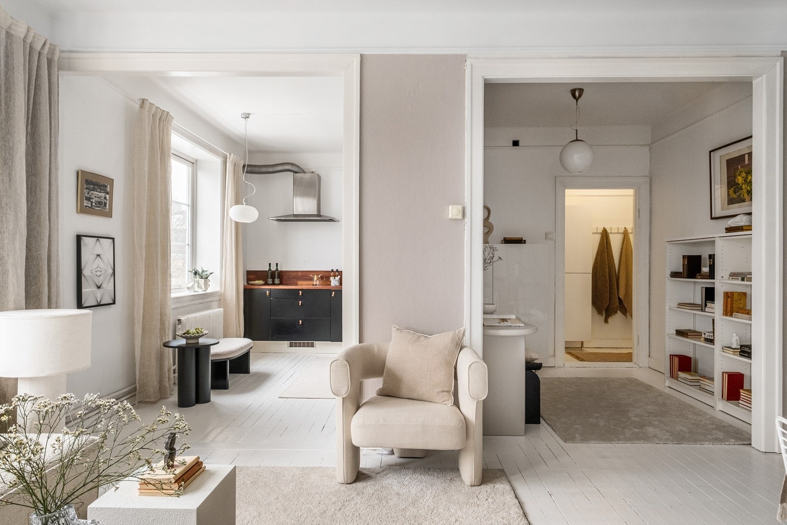 Kjøkkenet ligger i åpen løsning mot stuen. Galleribilde