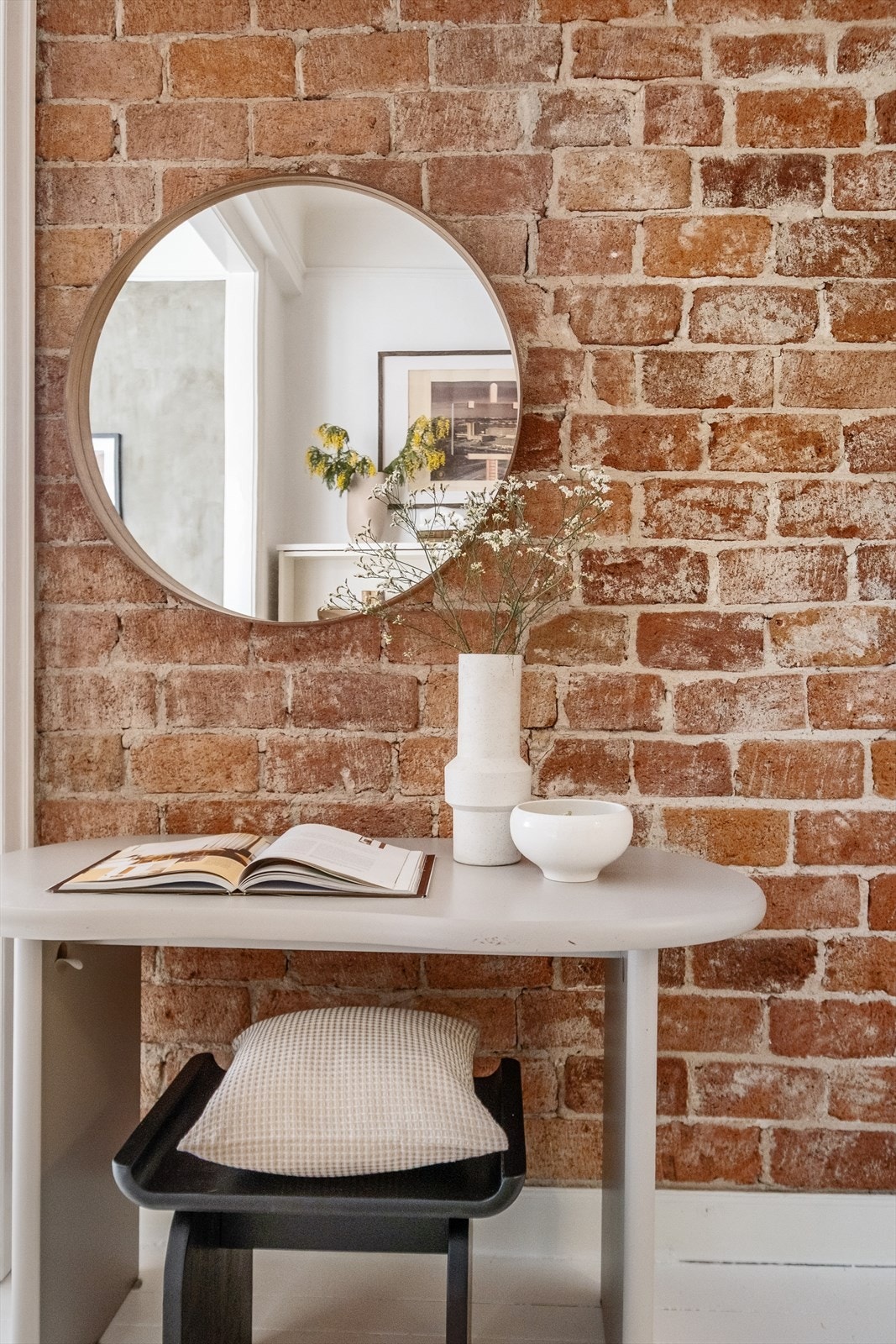 Flott framhevet teglsteinsvegg i forstuen som tilfører karakter og særpreg. Galleribilde