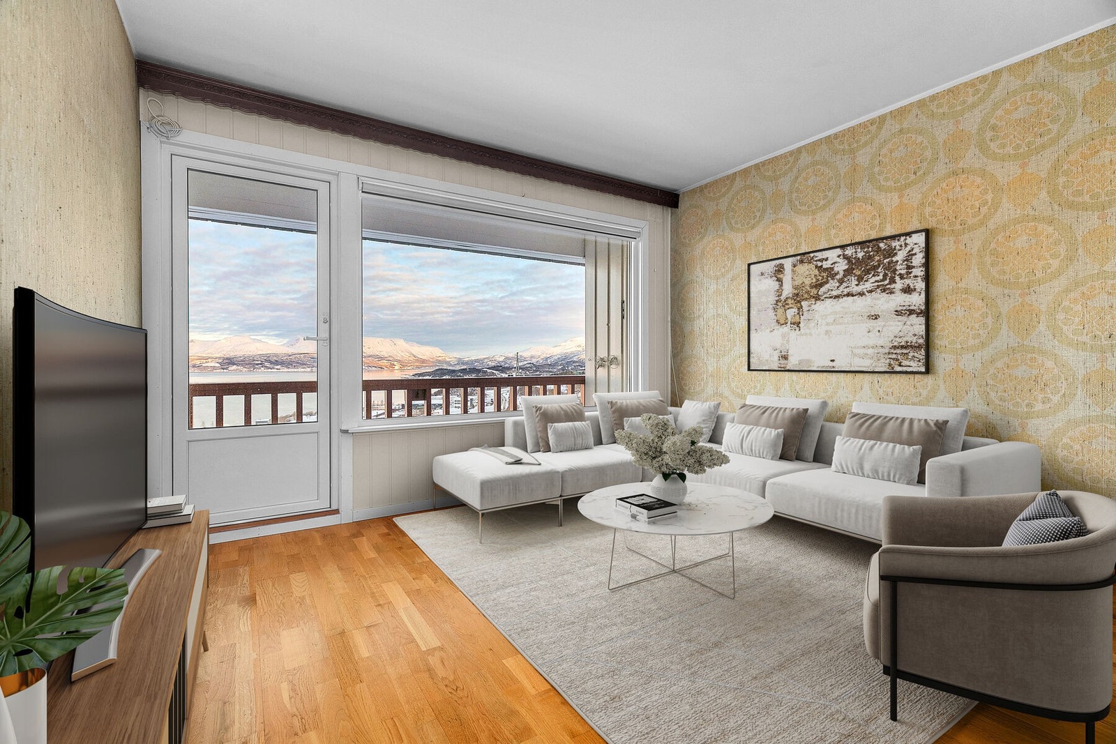 Stue med parkett på gulv og nydelig utsikt. Bildet er digitalt møblert. Galleribilde