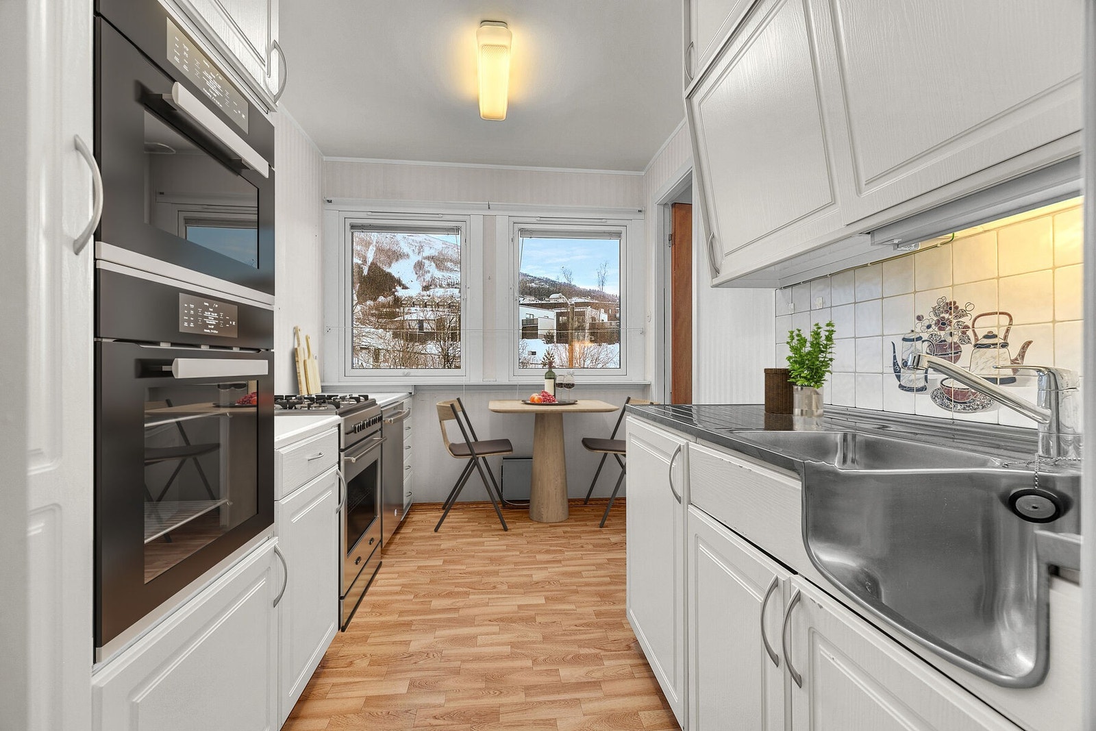 Digitalt møblert kjøkken. Hvitevarer er også digitalt møblert. Galleribilde