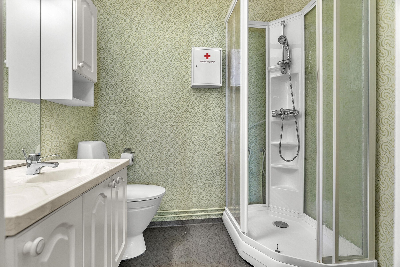 Bad med dusjkabinett og belegg på gulv. Galleribilde