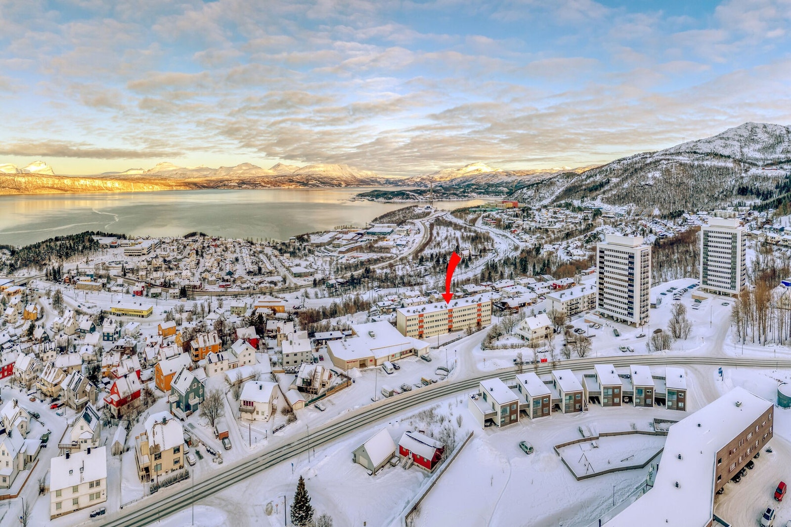 Boligen ligger fint til i Narvik med kort vei til butikker, UiT, Narvikfjellet og turområder. Galleribilde