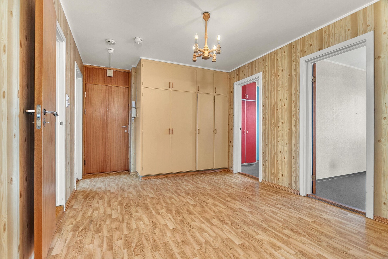 Romslig entré med garderobeskap Galleribilde