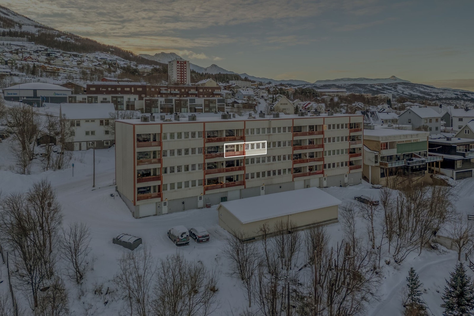 Leiligheten ligger fint til i byggets tredje etasje. Veranda med fin utsikt mot fjorden og fjellene i nord. Galleribilde